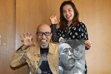 妻の朝岡(右)が「主演」を務める