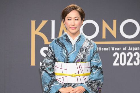 高島礼子がランウェイで圧巻の着こなし デビュー当初は「浴衣で野原を