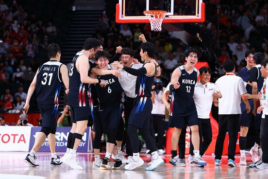 決勝で日本を下し、優勝を喜ぶバスケ男子の韓国代表