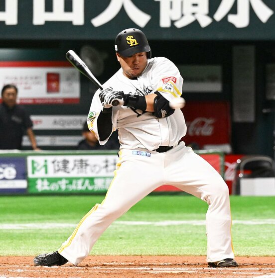 ７回に死球で出塁し、同点につなげたソフトバンク・山川穂高