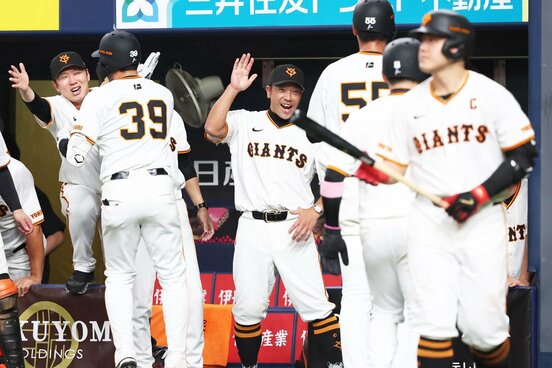 9回、同点3ランを放ったモンテスを、笑顔で出迎える巨人・阿部監督(中)