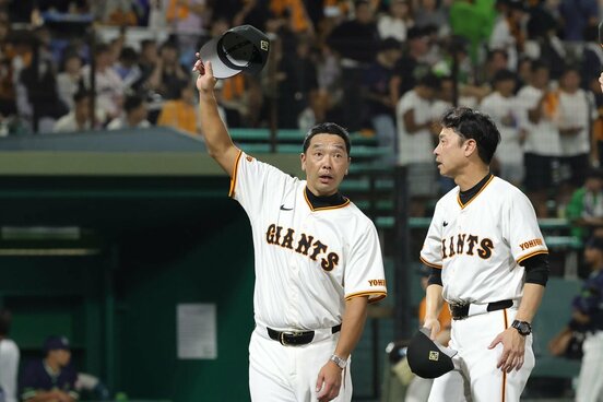 試合に勝利しファンの声援に応える巨人・阿部慎之助監督