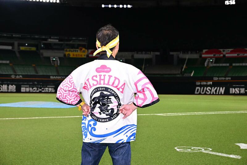 ペイペイドームで仁王立ちする西田