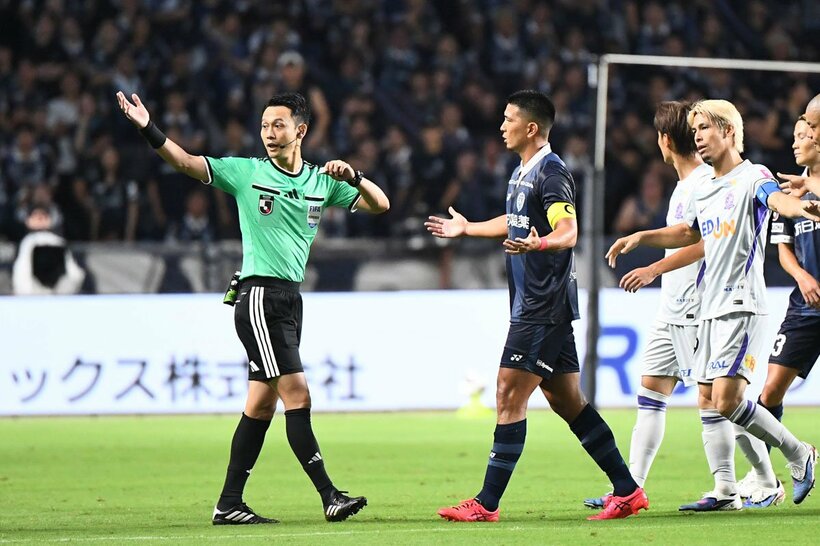 前半に退場処分となったＪ１福岡の主将ＤＦ上島拓巳(中)