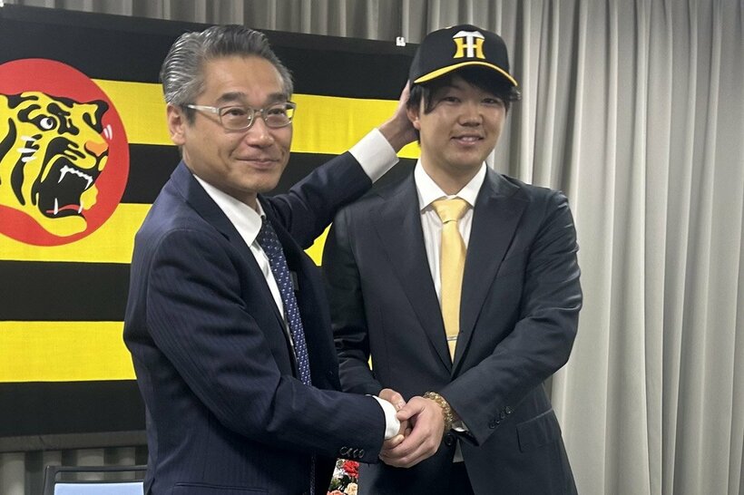 球団事務所で入団会見を行う前DeNA・楠本泰史