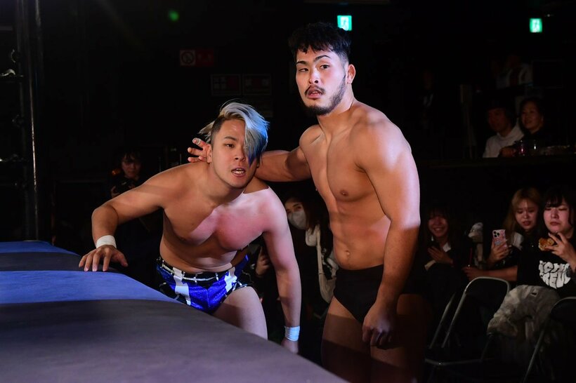 場外で瑠希也(左)を痛めつけた新日本プロレスの永井大貴