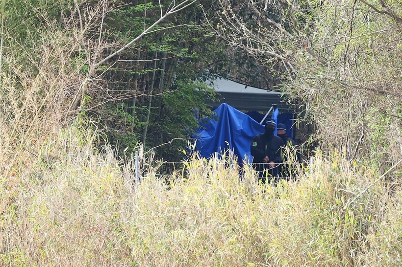 遺体発見現場に出入りする捜査員