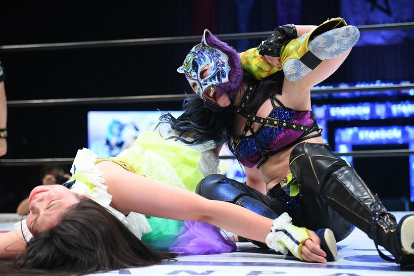  羽南(左)を攻めるスターライト・キッド（東スポWeb）