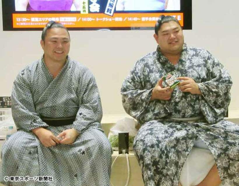  トークショーに出席した炎鵬（左）と阿炎