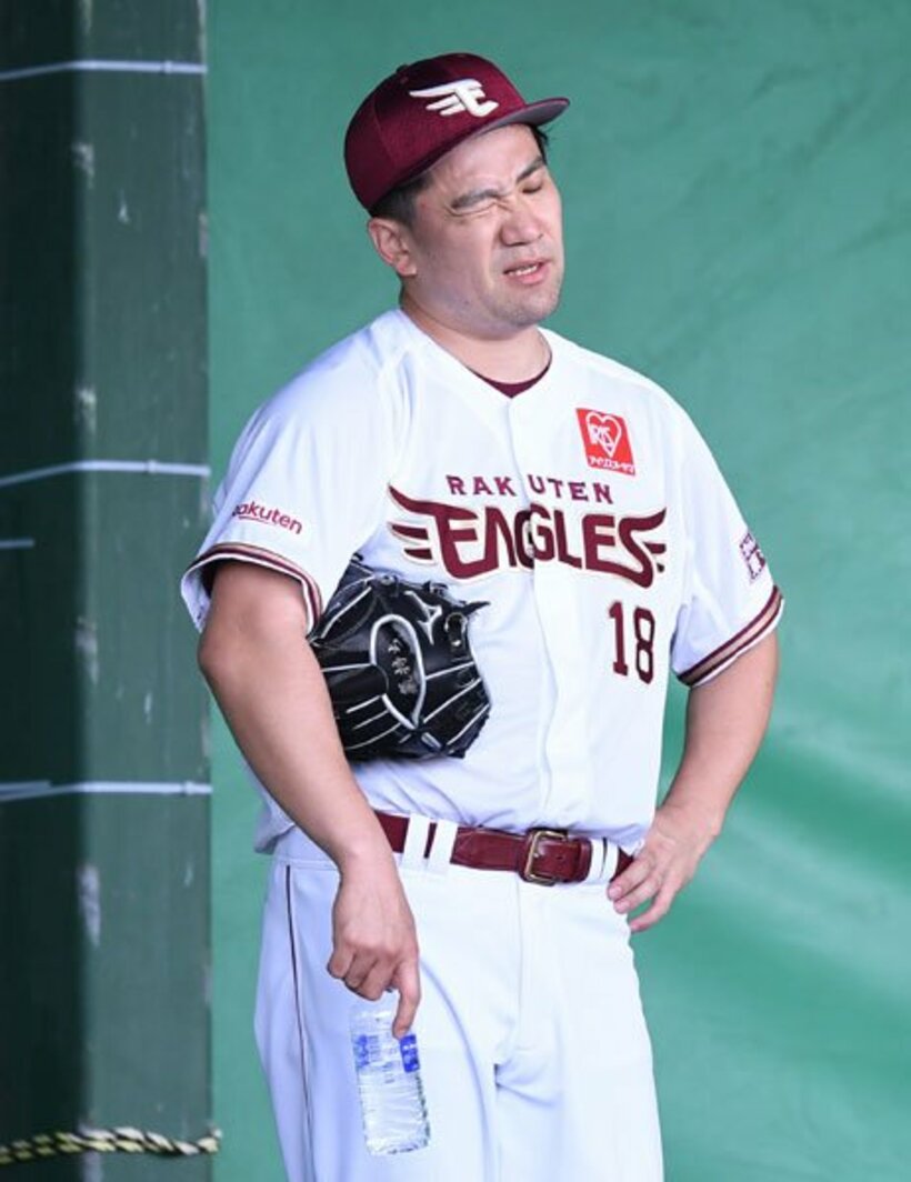  ブルペンで渋い顔の楽天・田中