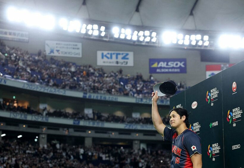 試合後、ヒーローインタビューに応じた侍ジャパン・大谷翔平（ロイター）