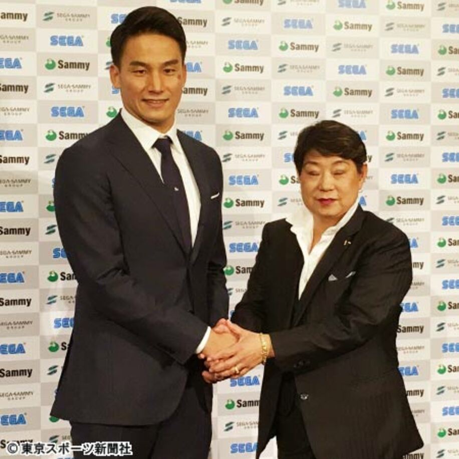 恩師の久世コーチ（右）とガッチリ握手を交わす松田