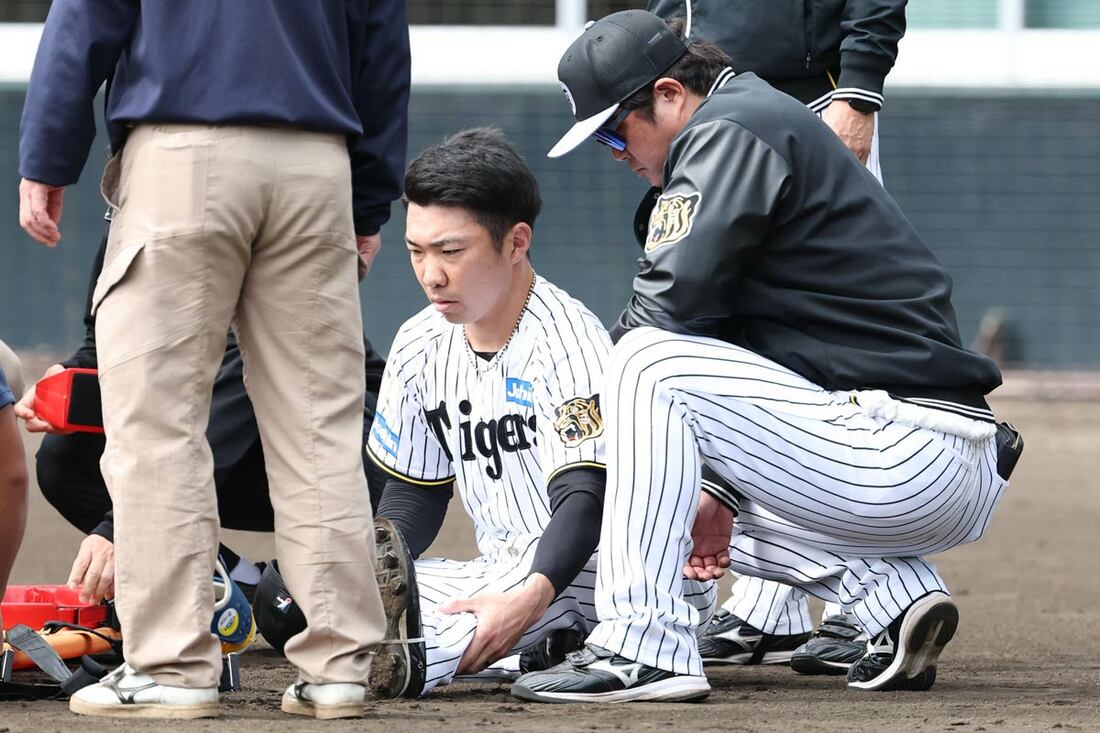 負傷してベンチに下がる石井大智