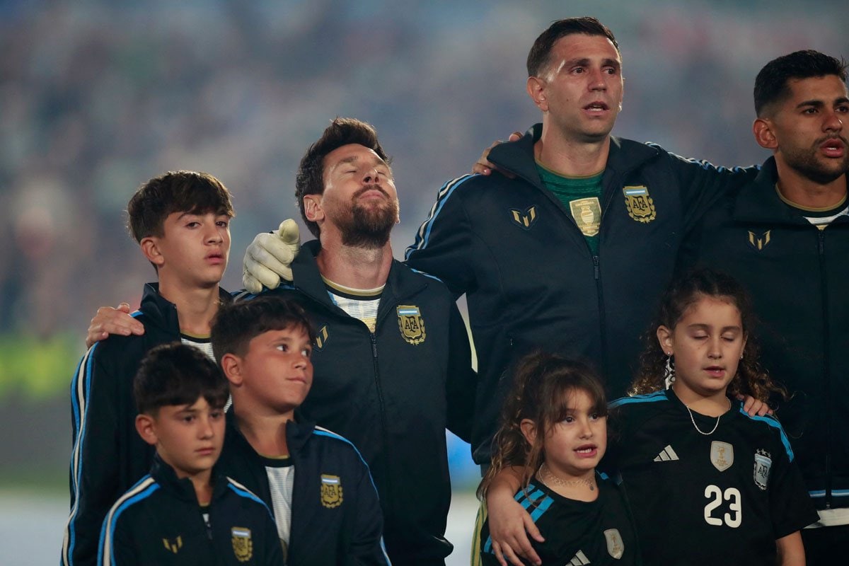 メッシ アルゼンチン代表引退試合で国歌斉唱に涙「一つの時代の終わり