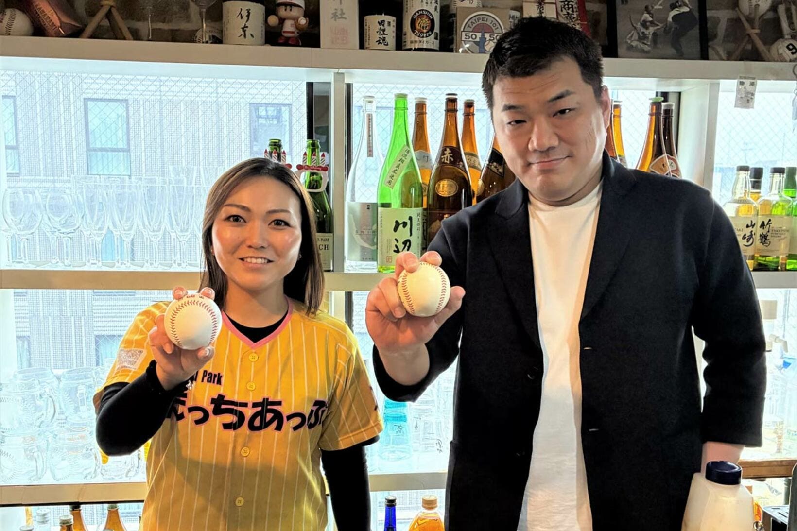 笑顔で並ぶ星子崇オーナー（右）と中川夢乃店長