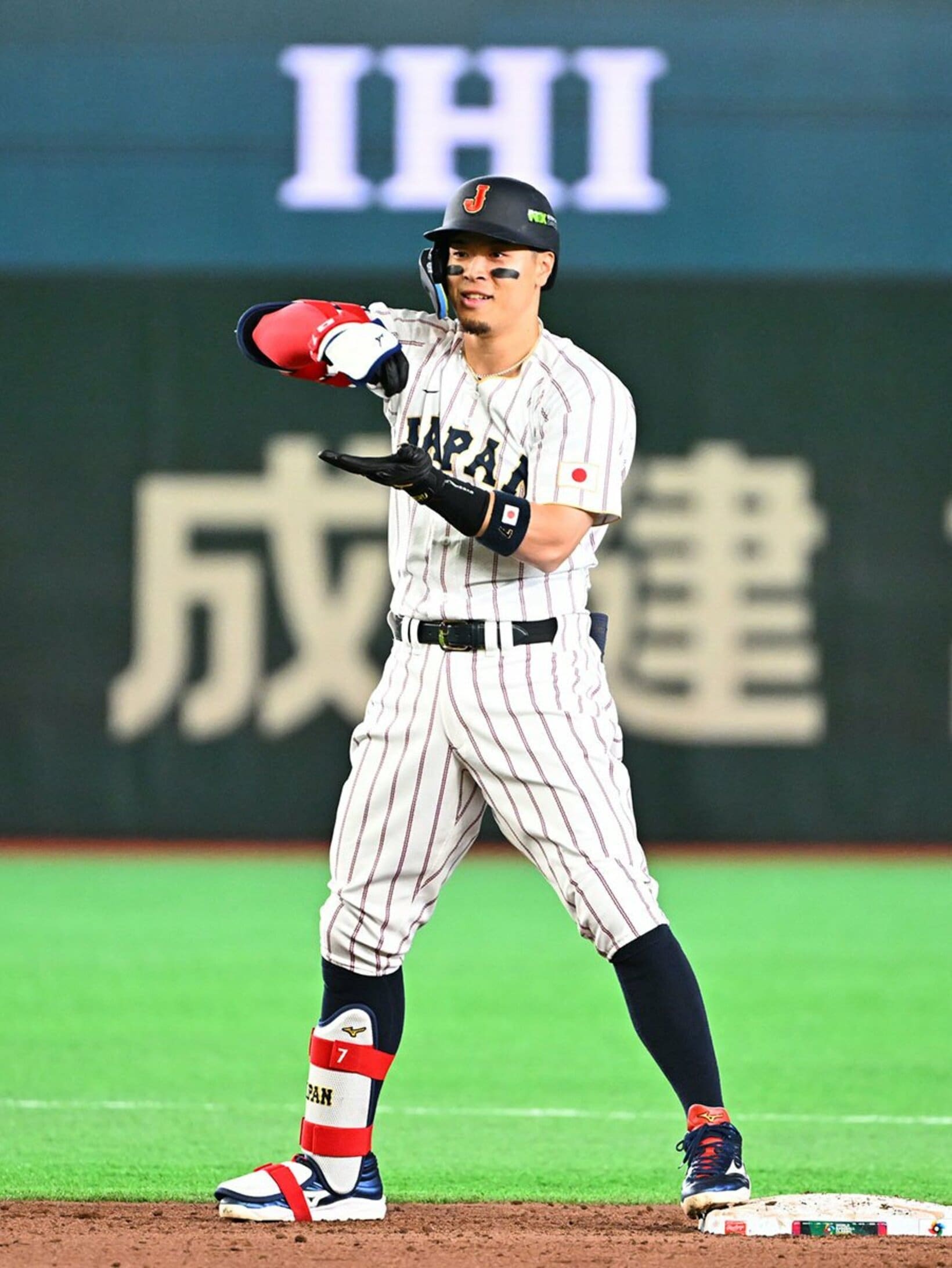 二塁上でお茶をたてる侍ジャパン・佐藤輝明