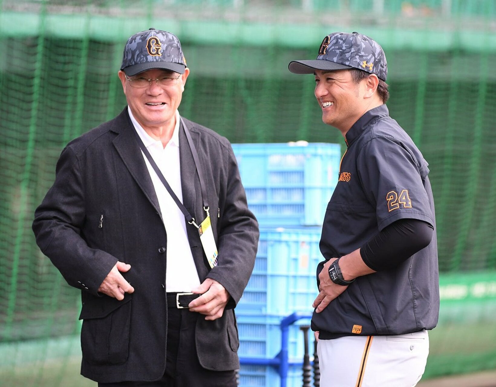 監督時代の高橋由伸氏(右)と笑顔で接する張本勲さん（2018年）