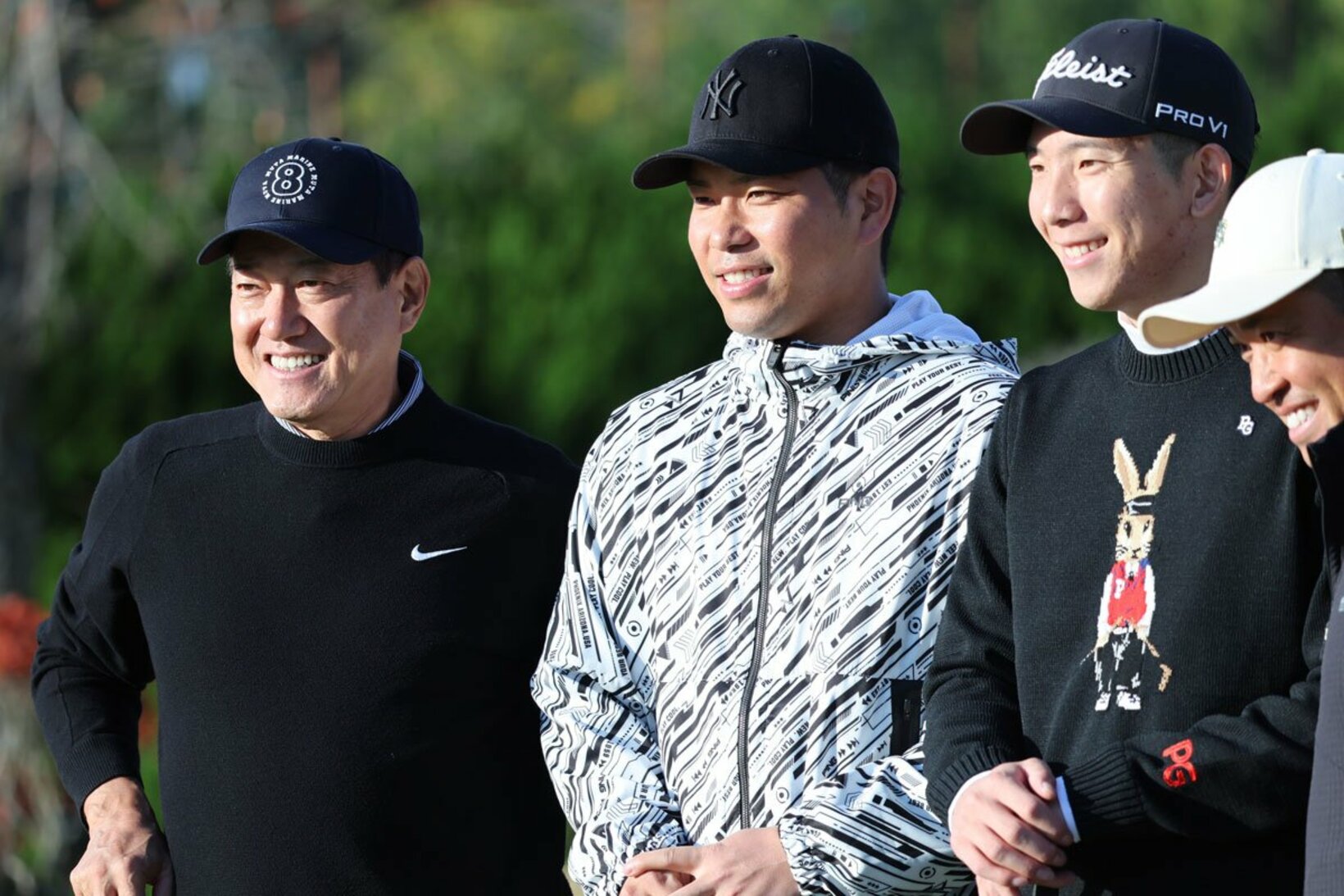 (左から)笑顔の原前監督、大城卓、戸郷