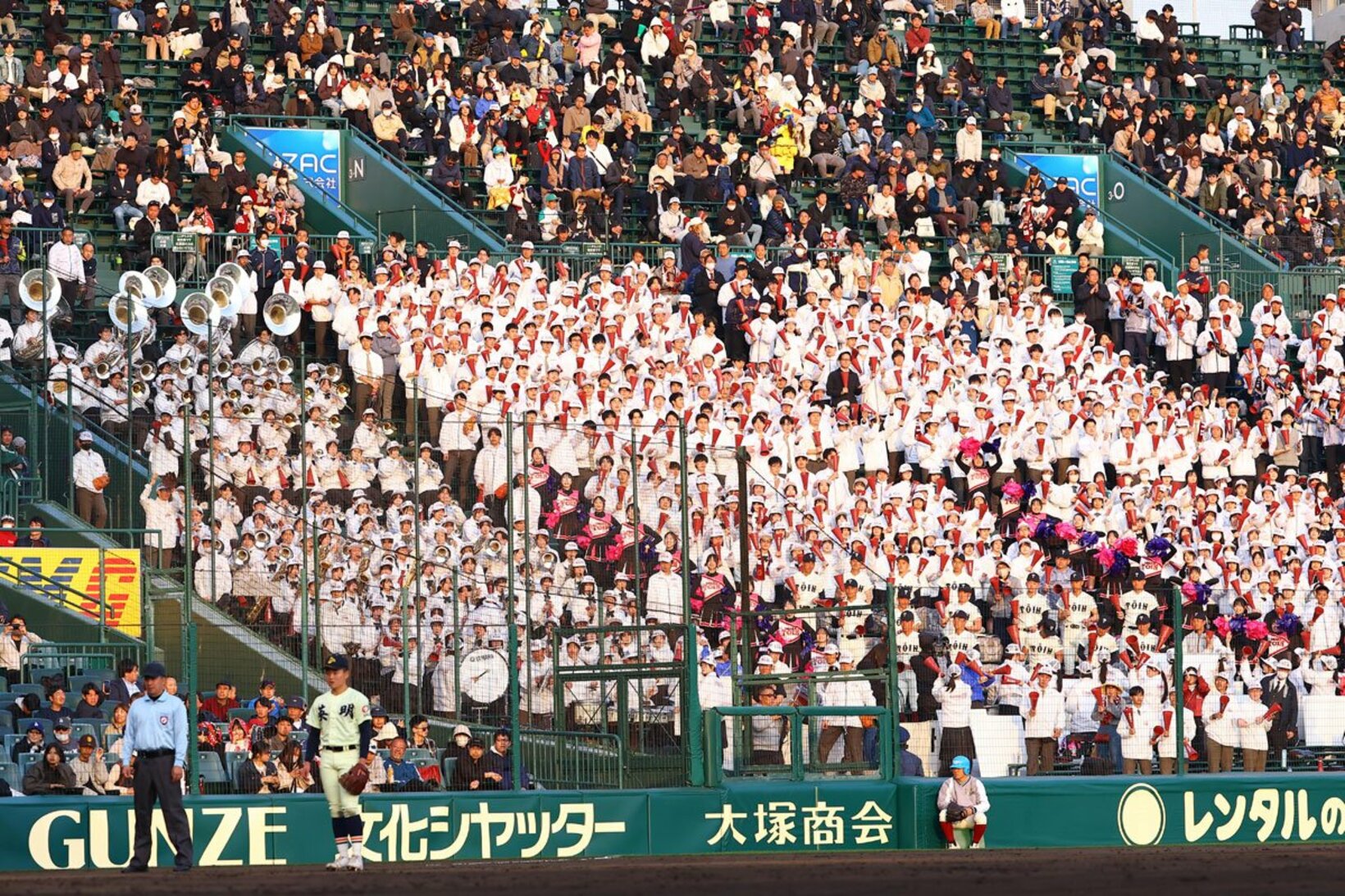 大人数の大阪桐蔭応援団　左側が吹奏楽部