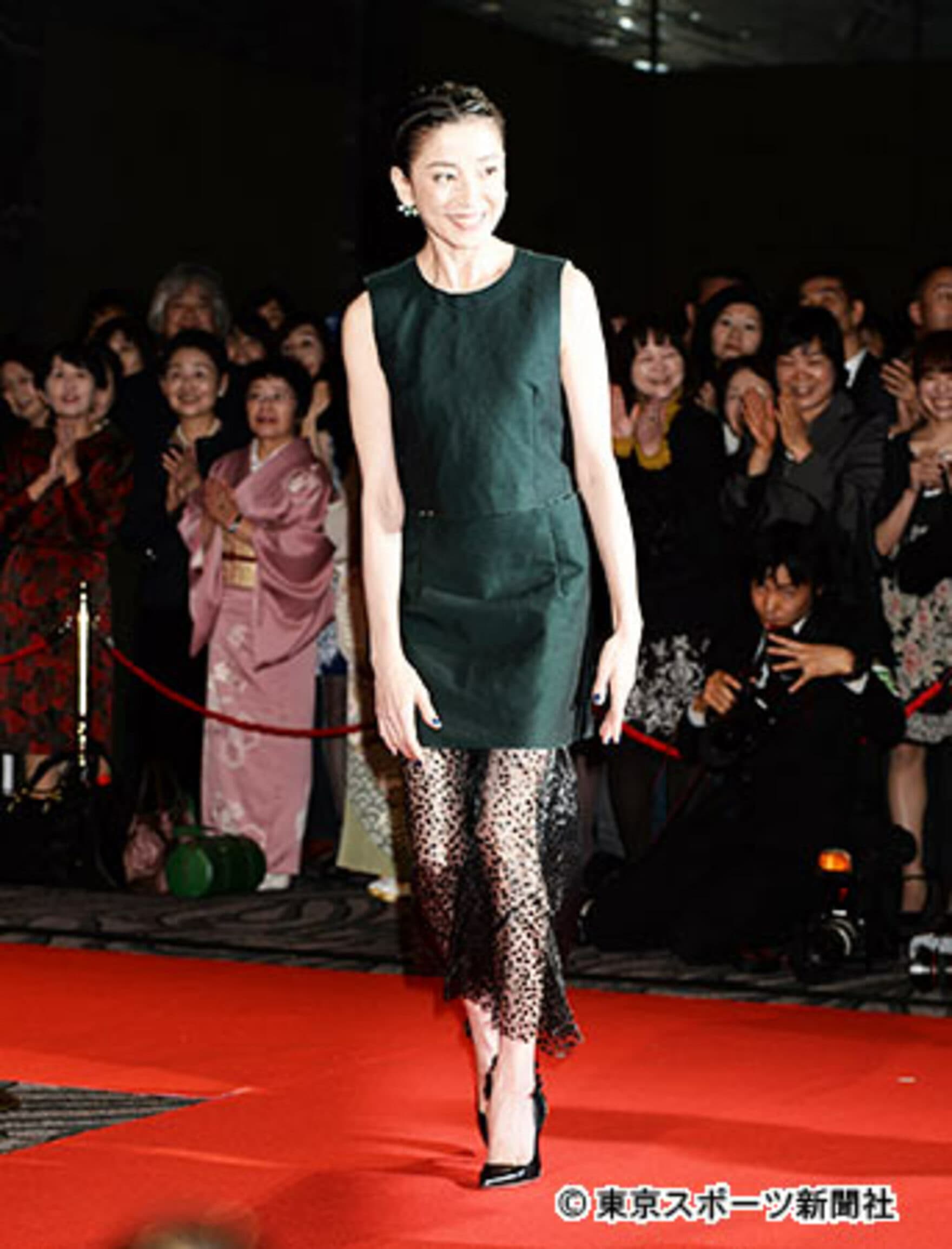 写真：宮沢りえがセクシーなシースルードレスで美脚を大胆披露 | 東スポWEB