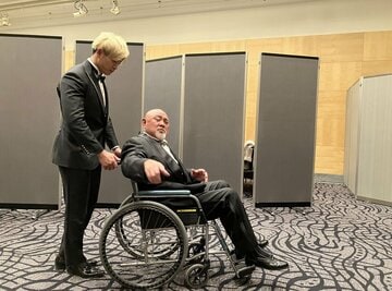 清宮に車いすを押される姿を撮影されるのを拒んだ武藤