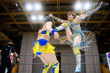  羽南(左)に蹴りを浴びせる上谷（東スポWeb）