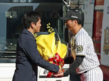 吉村洋文知事（左）から花束を受け取る藤川監督