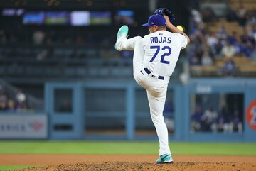 佐々木朗希のフォームで投げるドジャースのミゲル・ロハス内野手