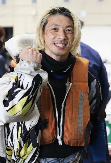  安堵のガッツポーズを見せた吉田光（東スポWeb）