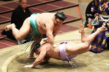  はたき込みで琴恵光に勝った天空海（左）
