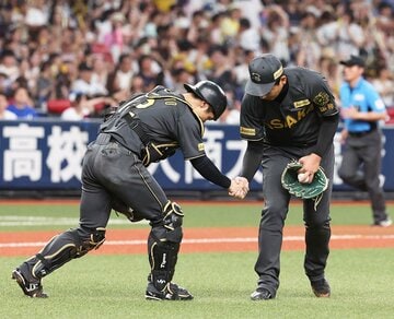 試合後、握手するたびに腰が低くなる阪神・岩崎優(右)と坂本誠志郎