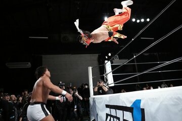 中嶋勝彦（左）にトペ・コンヒーロを放つハヤブサ©プロレスリングZERO１