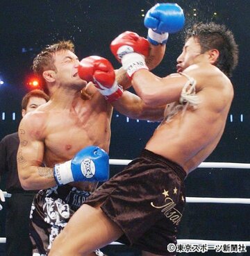  ２００４年の大みそかには山本“ＫＩＤ”徳郁さん（左）と対戦した魔裟斗