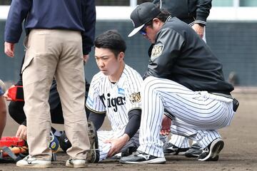 負傷してベンチに下がる石井大智