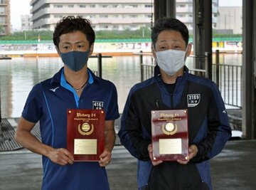  記念の盾を手に持つ石野貴之(左)と江口晃生
