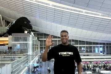 羽田空港のゴジラを背景に取材に応じたマルティネス投手