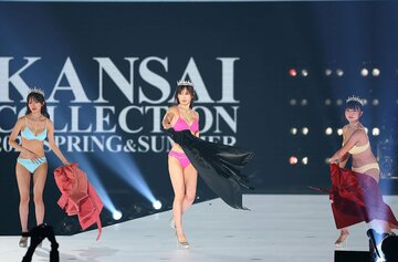 ランウェイでまとっていたコートを脱ぎ捨てる村雨芙美(左)、熊田曜子、柚乃りか