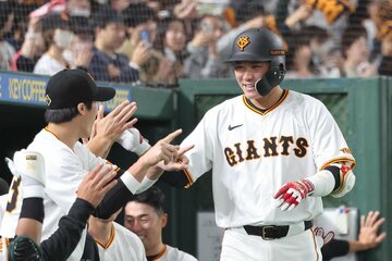 ２回、本塁打を放ち出迎えられる巨人・坂本