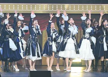 　「ＡＫＢ４８」の掛け声をかける（左から）板野友美、前田敦子、高橋みなみ、小嶋陽菜、柏木由紀