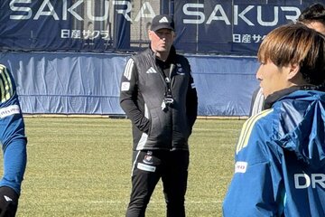 練習を見守るホーランド監督