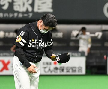 スタンドに深く一礼した工藤監督。このときナインはまだ川村さんの訃報を伝えられていなかった