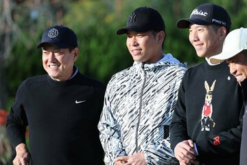 (左から)笑顔の原前監督、大城卓、戸郷