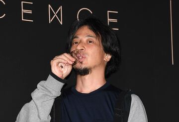 酒をたしなみながらトークを展開したひろゆき氏