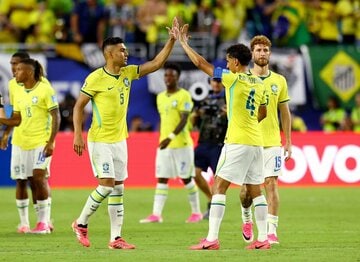 Ｃ組１位突破を決めて喜ぶブラジル代表（ロイター）
