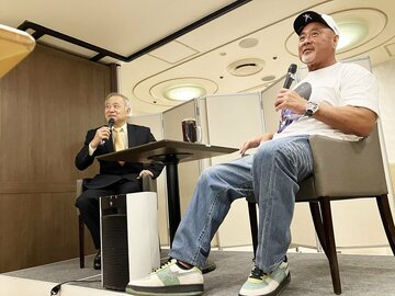 ムタ vs 猪木戦を振り返った武藤敬司(右)