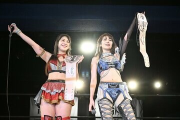 タッグT決勝進出を決めた上福ゆき(右)と上原わかな