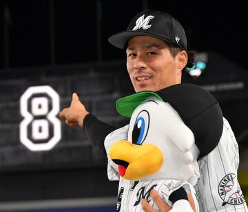  お立ち台で「８」の文字を指さすロッテ・岡（東スポWeb）