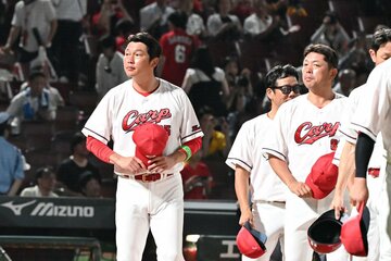 試合後、神妙な表情の広島・新井監督(左)