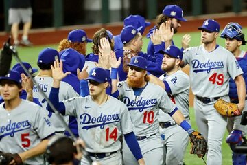  ３２年ぶりのワールドチャンピオンに王手をかけ喜ぶドジャースナイン(ロイター＝USA TODAY)