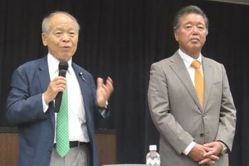 鈴木宗男氏（左）と下地幹郎氏